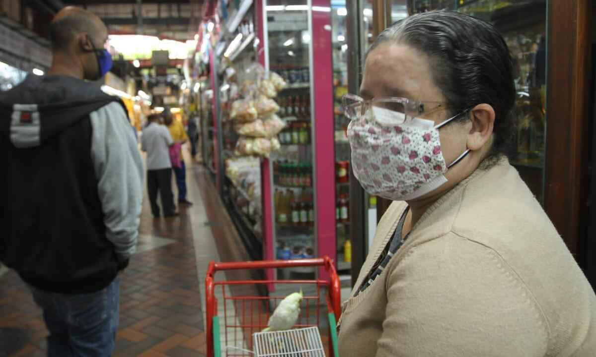 População de BH se readapta a uso de máscaras em locais fechados - Jair Amaral/EM/D.A Press