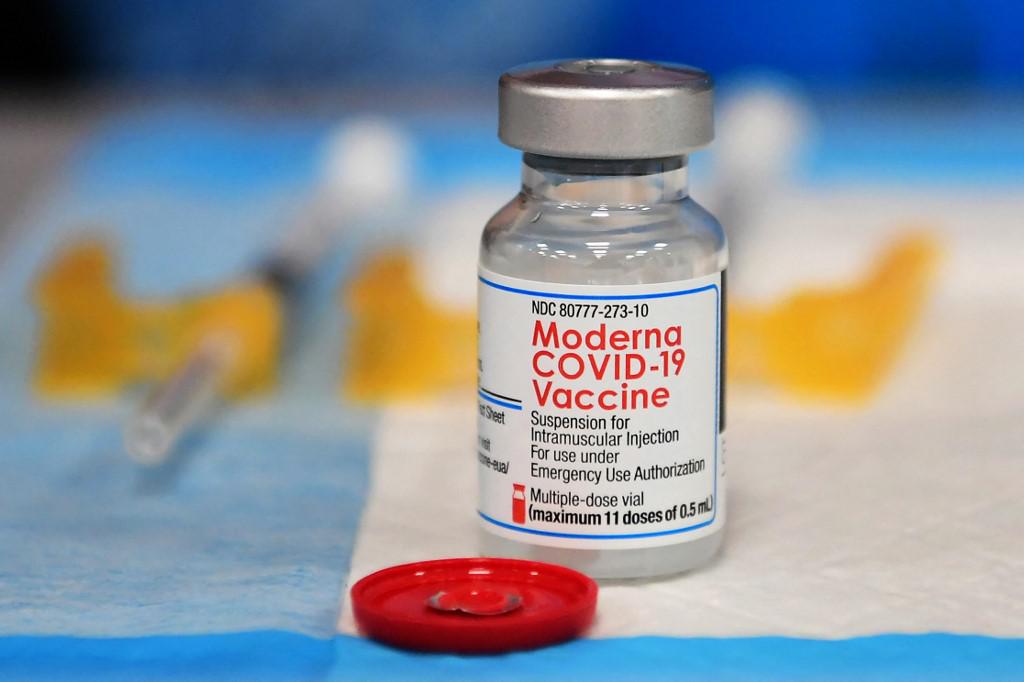 Vacinas para bebês da Pfizer e Moderna são examinadas por especialistas nos EUA - Frederic J. BROWN / AFP