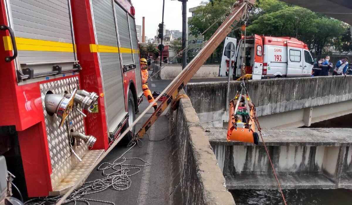 Bombeiros resgatam homem que caiu no Ribeirão Arrudas, em BH - Corpo de Bombeiros de Minas Gerais