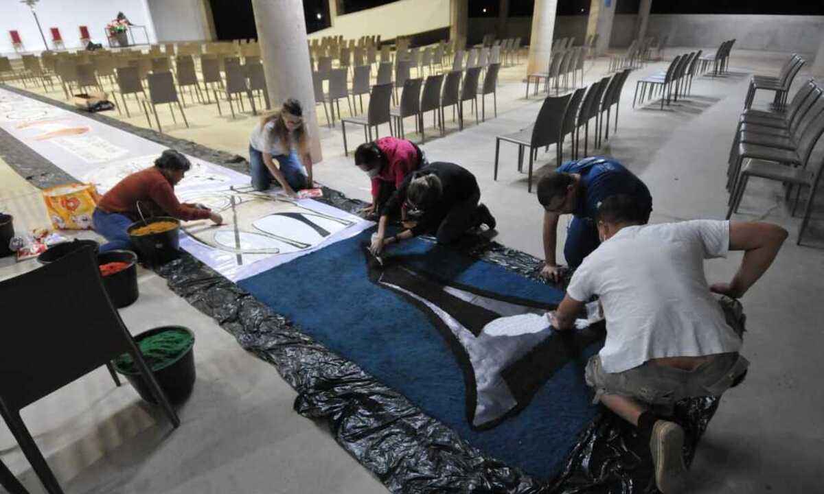 Voluntários montam tapetes com alimentos na Catedral Cristo Rei, em BH - Gladyston Rodrigues/EM/D.A Press