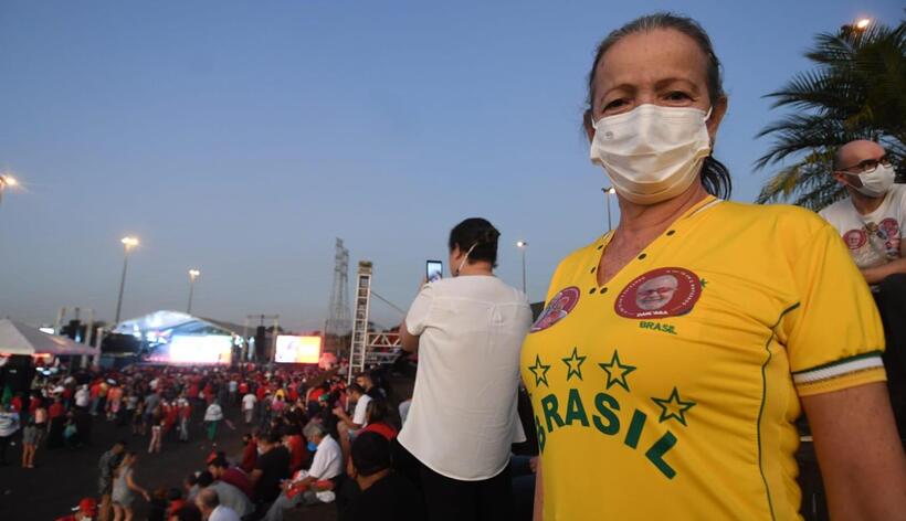 Lula e Kalil: bandeiras do Brasil se destacam em 'mar vermelho' - Leandro Couri/EM/D.A Press