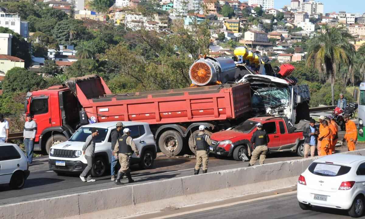 Acidente com sete veículos complica trânsito no Anel Rodoviário - Gladyston Rodrigues/EM/D.A Press