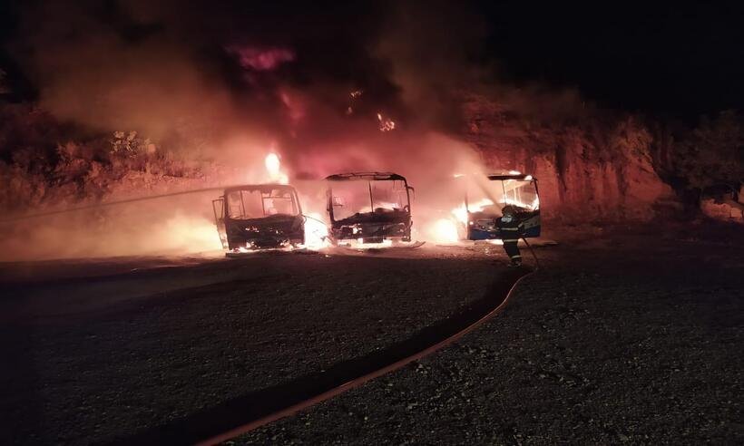 Três ônibus são destruídos por incêndio em Itajubá - SALA DE IMPRENSA CBMMG
