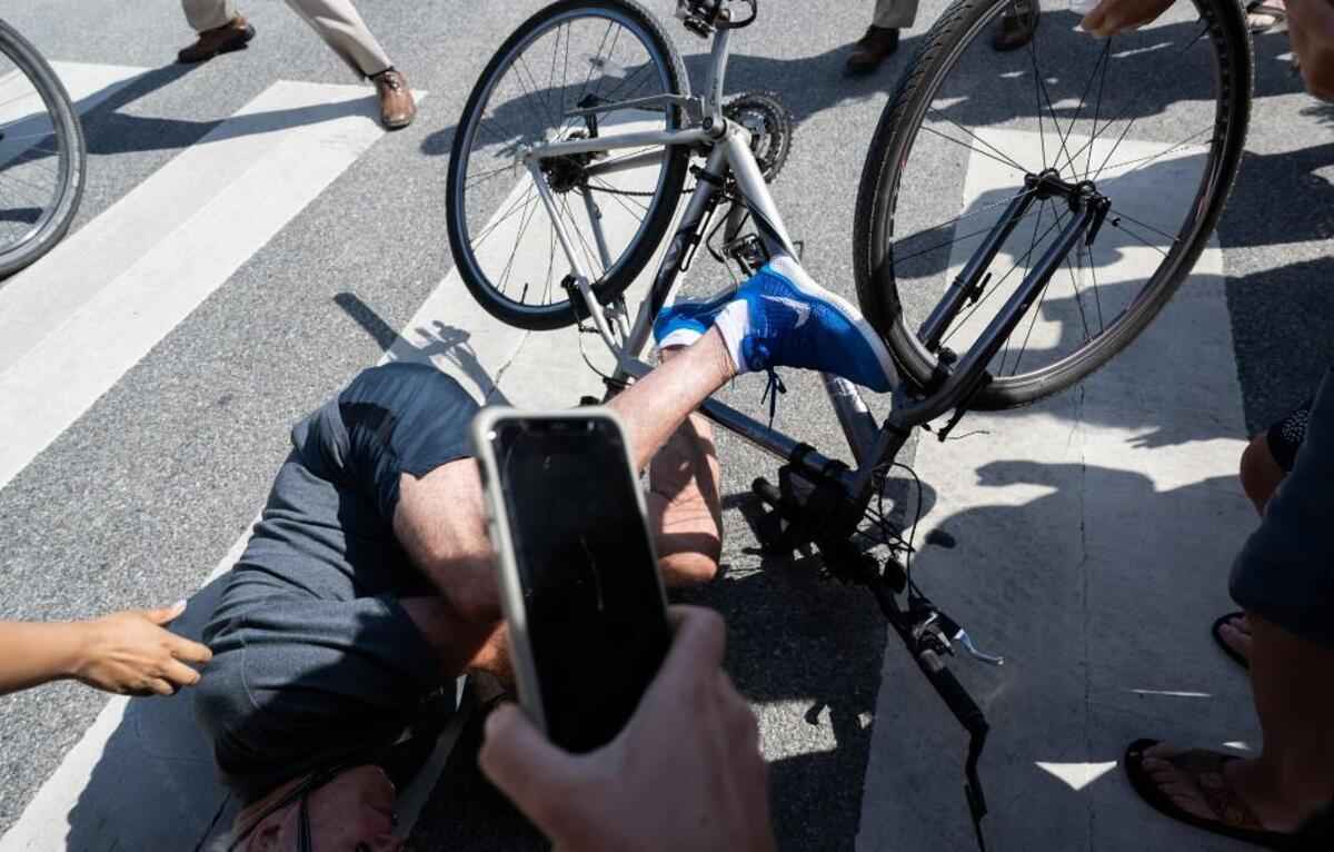 Biden cai de bicicleta, mas sai ileso: 'Estou bem' - SAUL LOEB / AFP