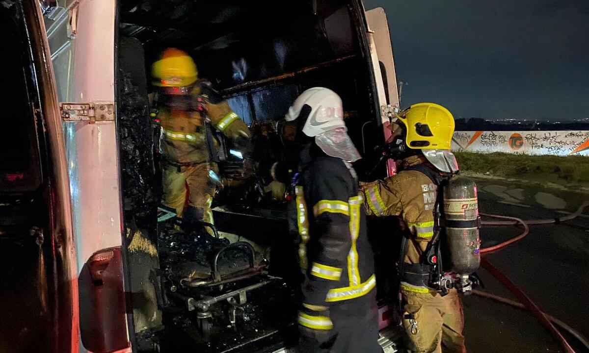 Anel Rodoviário: ambulância pega fogo e interrompe trânsito em BH - Divulgação Corpo de Bombeiros