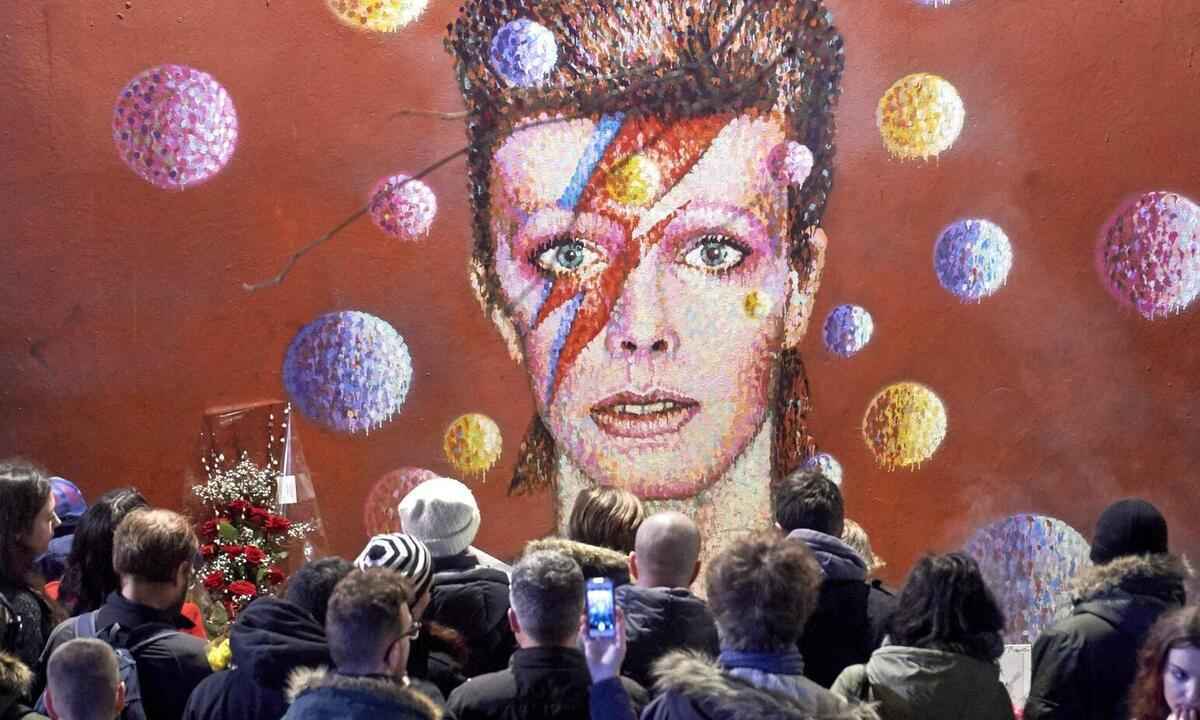 Ziggy Stardust, o ET pansexual de David Bowie, virou cinquentão - NIKLAS HALLE'N/AFP/11/1/16
