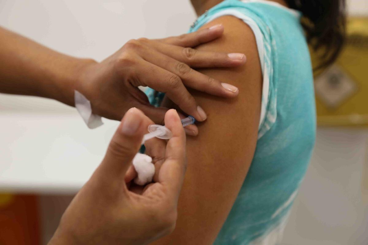 COVID: PBH convoca adolescentes e maiores de 50 para nova dose da vacina - Gil Leonardi/Imprensa MG