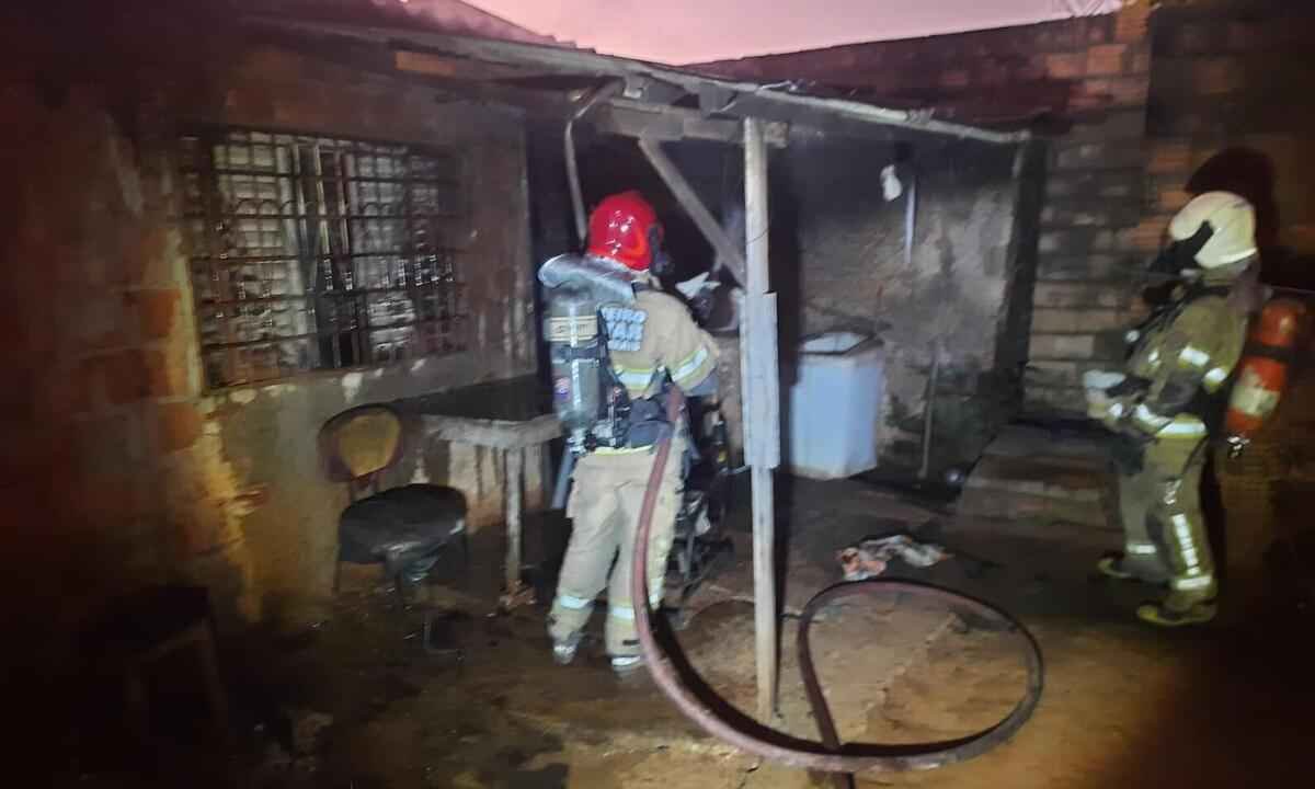 Incêndio destrói casa em Uberlândia - SALA DE IMPRENSA CBMMG