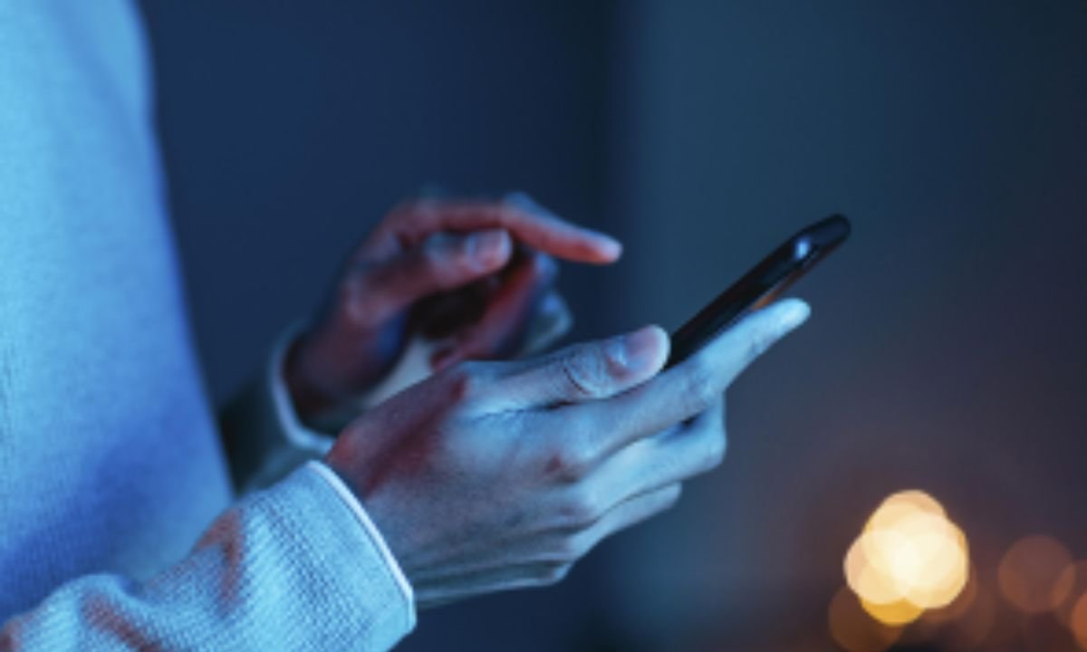 Justa causa: porteiro usou celular da empresa para fotografar órgão sexual - Freepik/Reprodução (imagem ilustrativa) 
