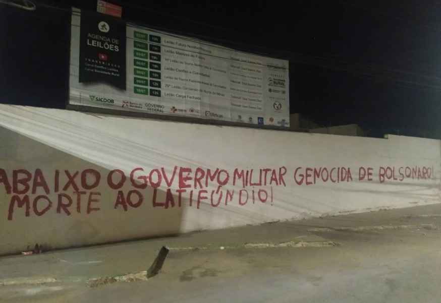 Professoras são presas por pichação contra Bolsonaro em muro de parque - redes sociais/divulgação
