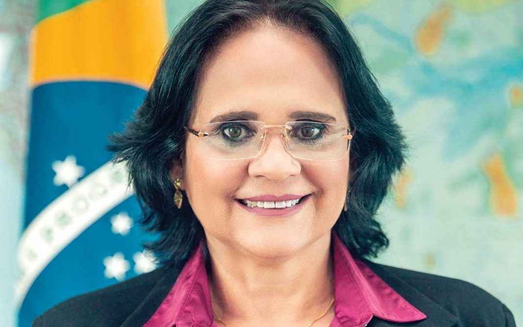 Damares Alves é internada com broncopneumonia - PR/REPRODUÇÃO