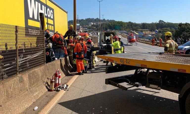 Duas pessoas ficam feridas em acidente com carro e carreta na BR-381 - CBMMG/Divulgação