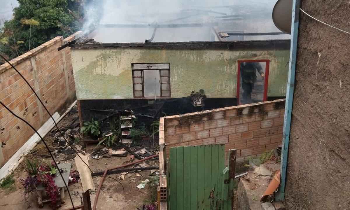 Incêndio em casa mata mulher grávida e marido  - Corpo de Bombeiros/Divulgação