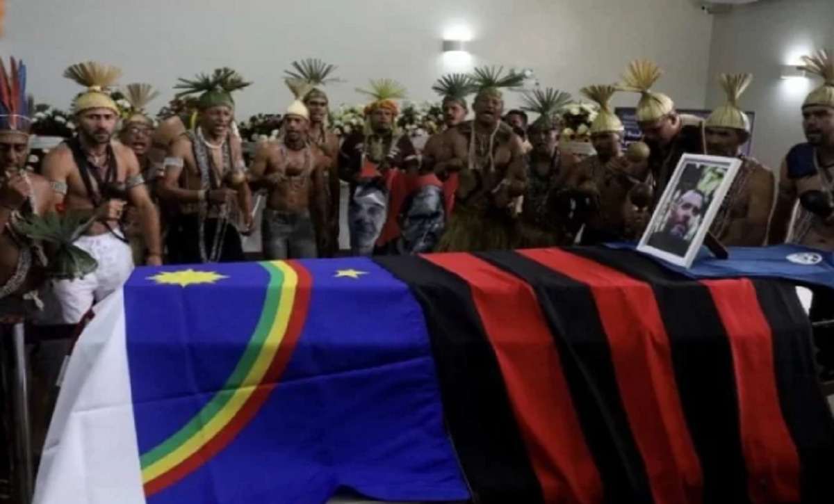 Corpo de Bruno Pereira é cremado no Recife com homenagens de indígenas - Twitter/reprodução
