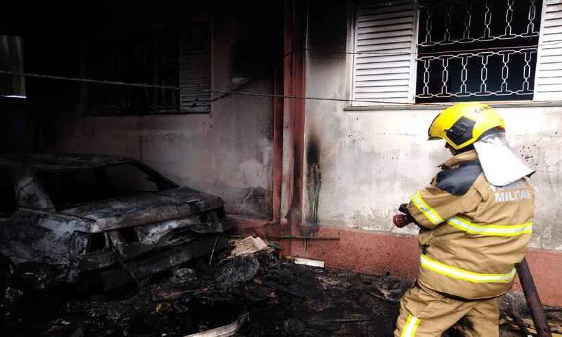 Incêndio em área de churrasqueira de condomínio destrói carro em Contagem - SALA DE IMPRENSA CBMMG