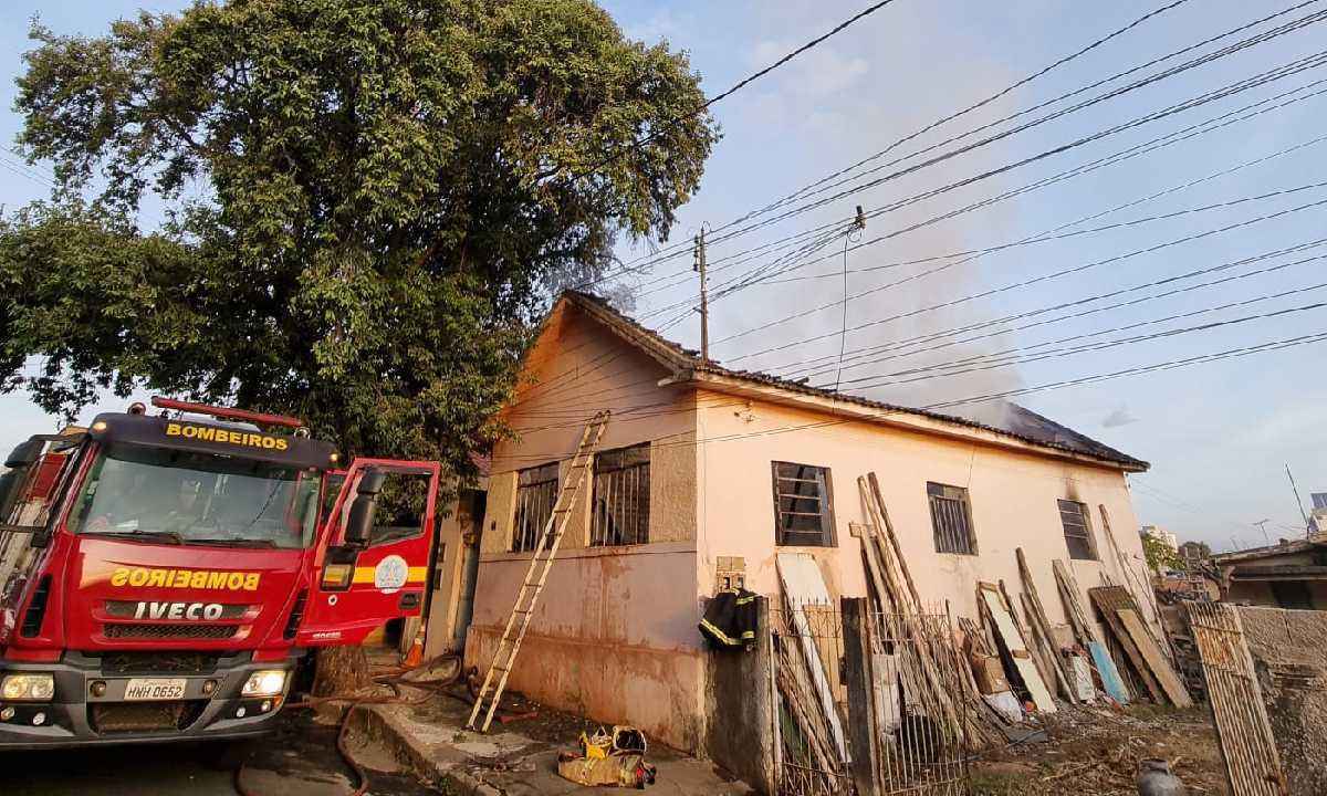 Casa pega fogo e fica destruída após incêndio causado por curto circuito - Divulgação/Corpo de Bombeiros