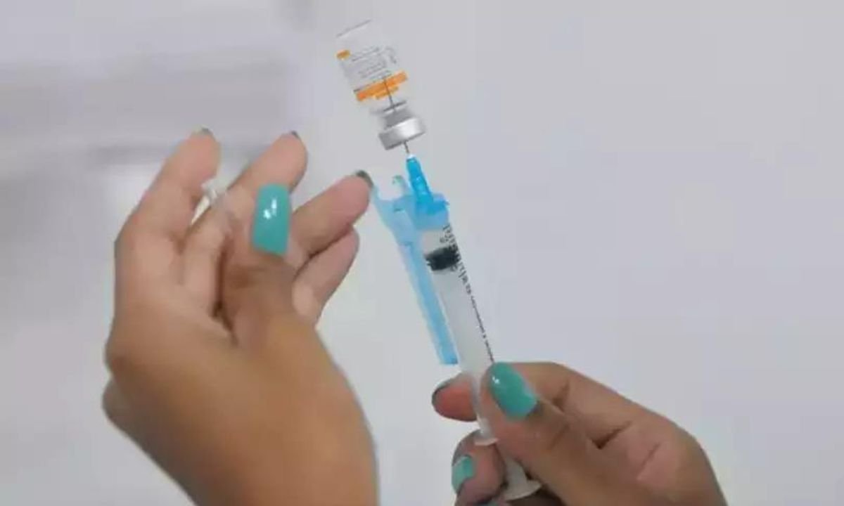 Maiores de 44 anos se vacinam com a 4ª dose em BH a partir de hoje (28/6) - Alexandre Guzanshe/EM/D.A Press