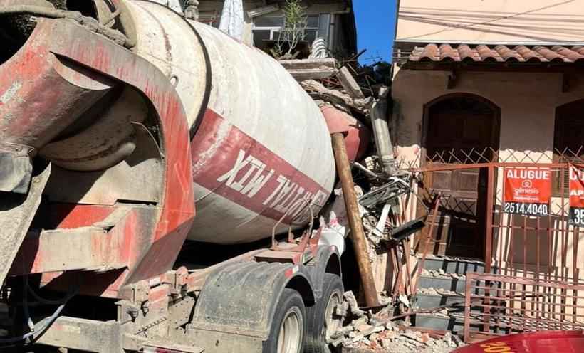 Motorista morre após caminhão betoneira bater em casa no Nova Granada em BH - CBMMG
