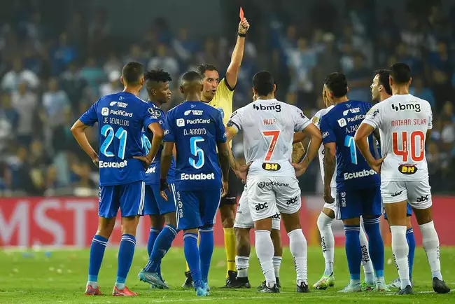 Galo: tragam urgentemente um psicólogo, uma benzedeira e um treinador - Rodrigo BUENDIA / AFP