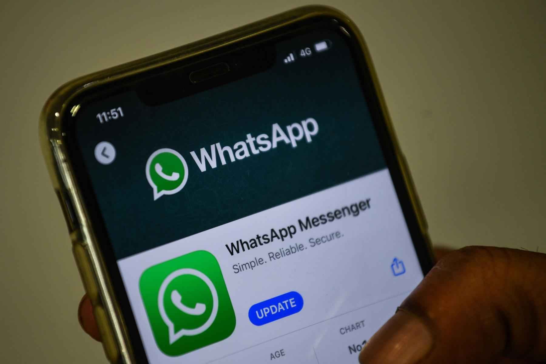 Alertas da Defesa Civil serão emitidos pelo WhatsApp em todo o Brasil - AFP / Indranil MUKHERJEE