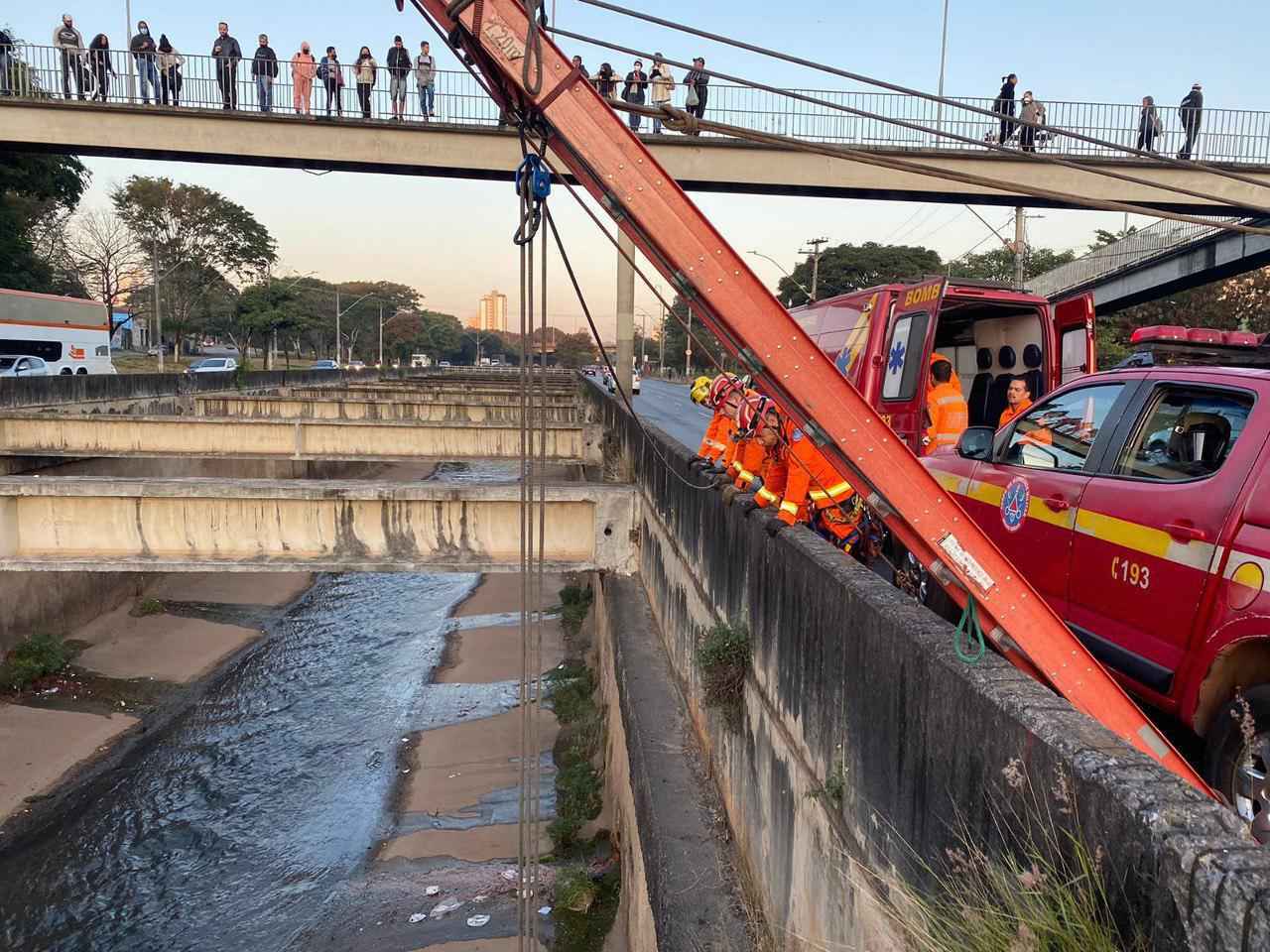 Resgatado homem que caiu no Ribeirão Arrudas - SALA DE IMPRENSA CBMMG