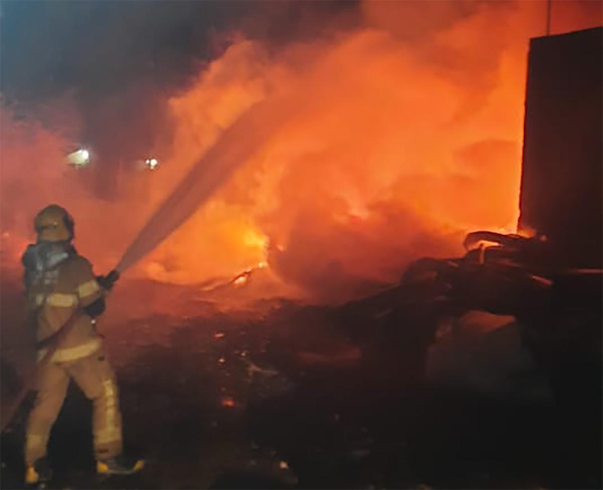 Bombeiros impedem que incêndio destrua casas e galpão de reciclagem - CBMMG/Divulgação