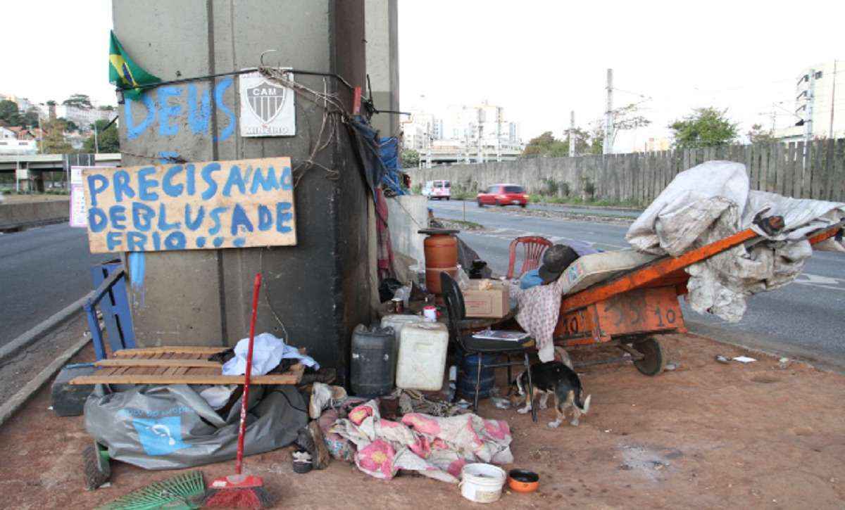 Morador em situação de rua pede doação de blusas de frio em BH - Edésio Ferreira/EM/D.A Press