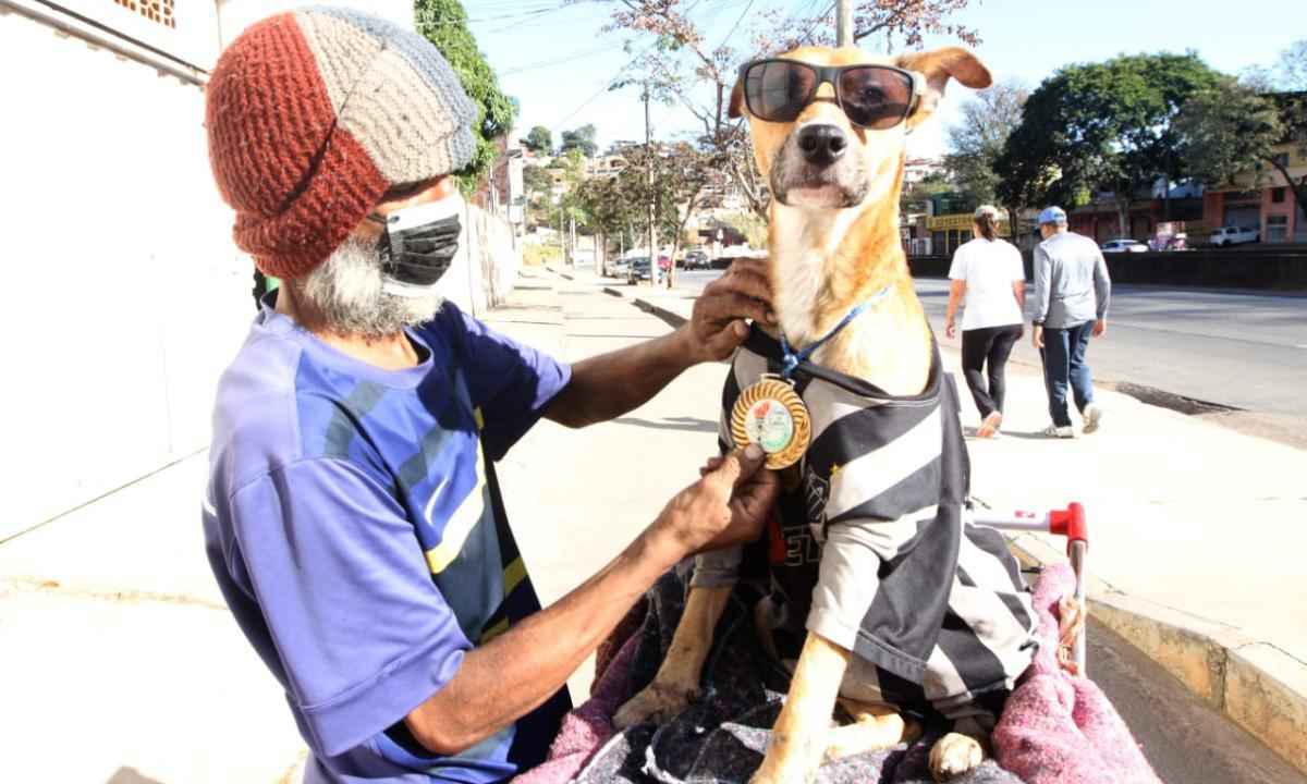 Homem em situação de rua protege cão do frio com camisa do Atlético - Credito-Jair Amaral/EM/D.A Press