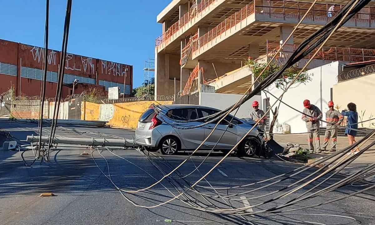 Motorista colide em poste e bairro Estoril, em BH, fica sem luz - Jair Amaral/EM/D.A Press