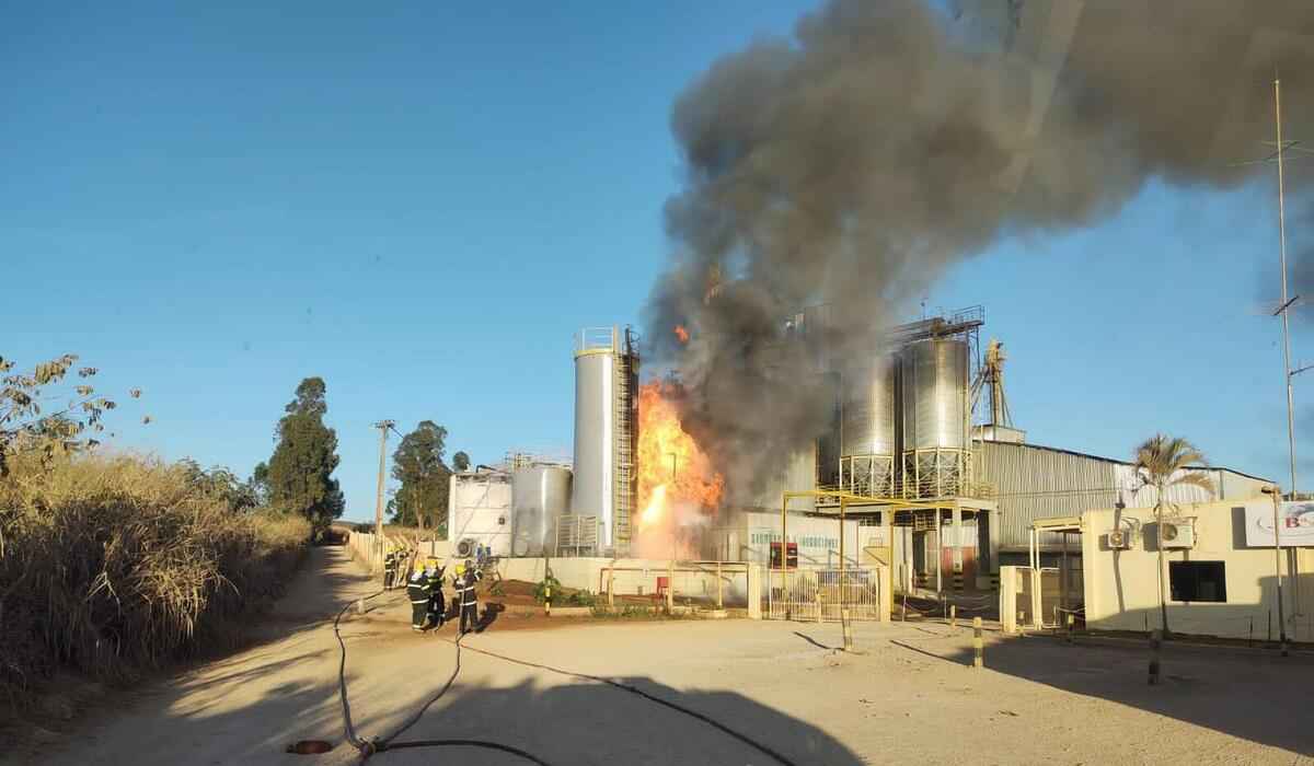 Bombeiros controlam incêndio em fábrica de rações da JBS em Passos - Corpo de Bombeiros de Passos