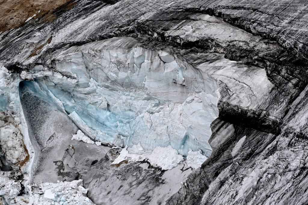 Itália prossegue com buscas por desaparecidos em geleira nos Alpes - Tiziana FABI / AFP