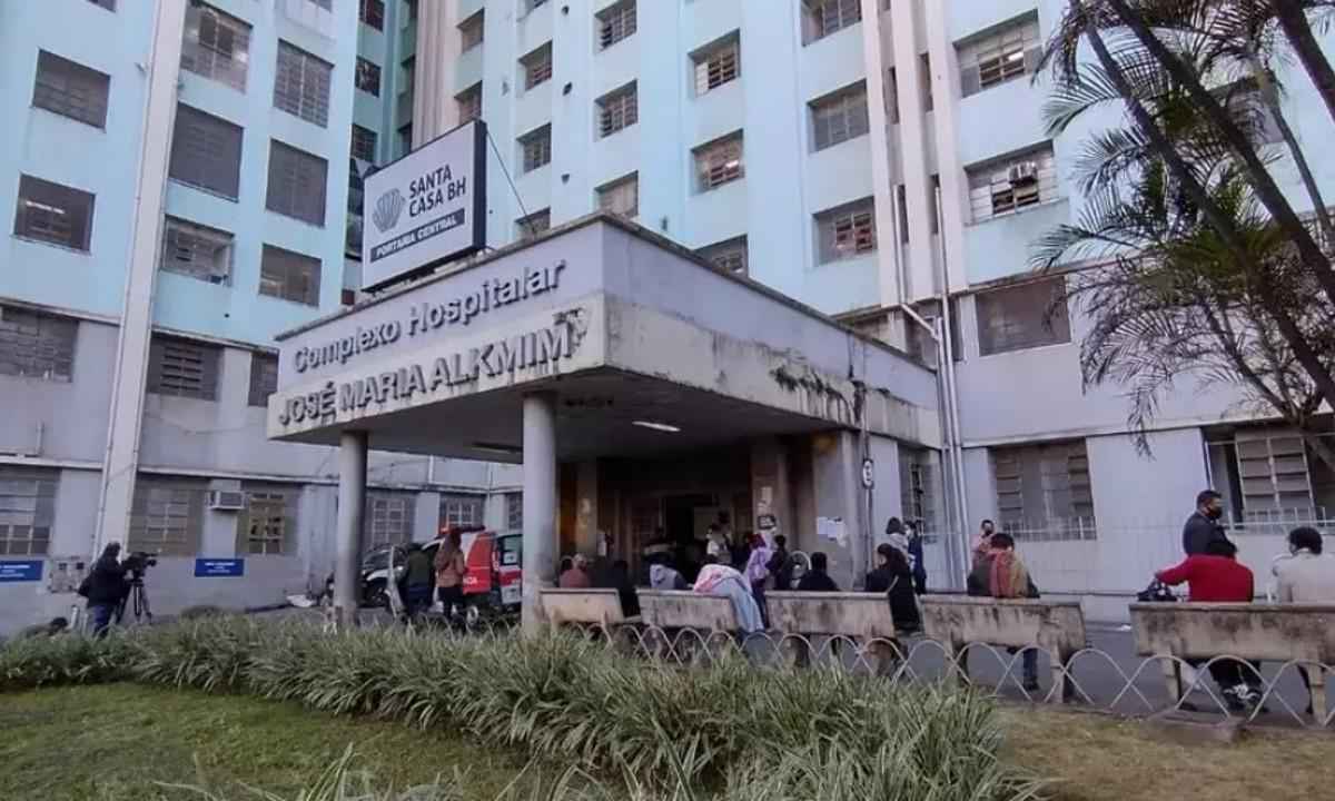 Incêndio na Santa Casa de BH: técnica de enfermagem deixa o CTI - Edésio Ferreira/EM/D.A Press