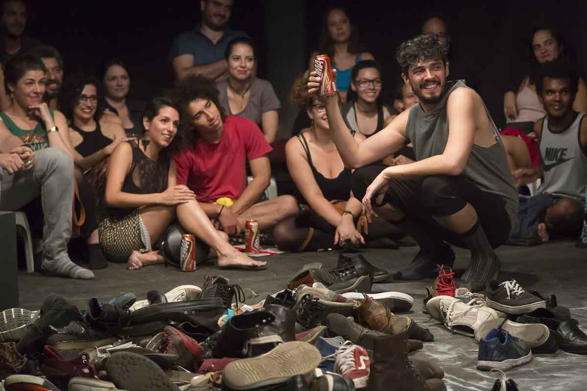 Grupo de teatro celebra 15 anos com peça em que une atores e plateia - Guto Muniz/Divulgação