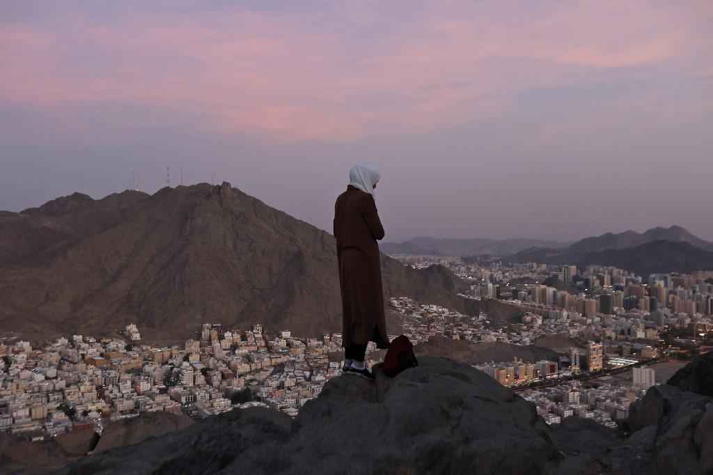 Peregrinos sem máscara iniciam o maior hajj em tempos de covid-19 - Christina ASSI / AFP