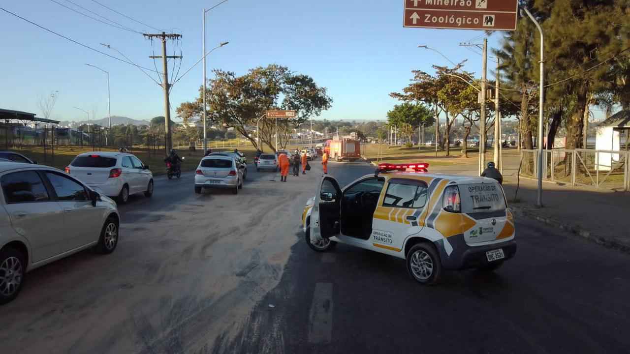 Mancha de óleo provoca queda de cinco motociclistas em BH - SALA DE IMPRENSA CBMMG