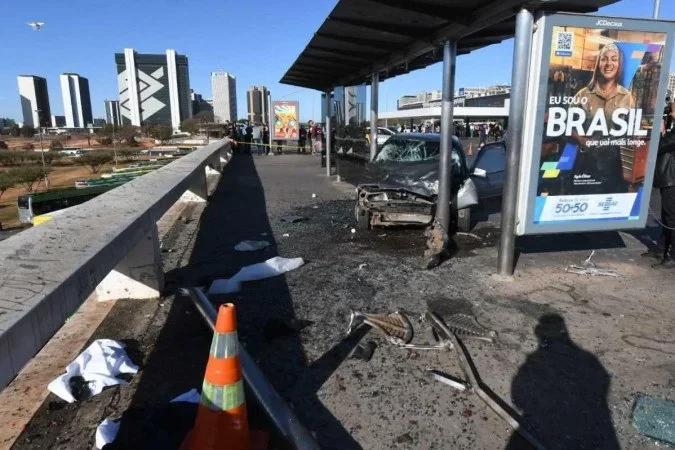 Carro invade ponto de ônibus, atropela quatro e mata um - Ed Alves/CB/DA Press