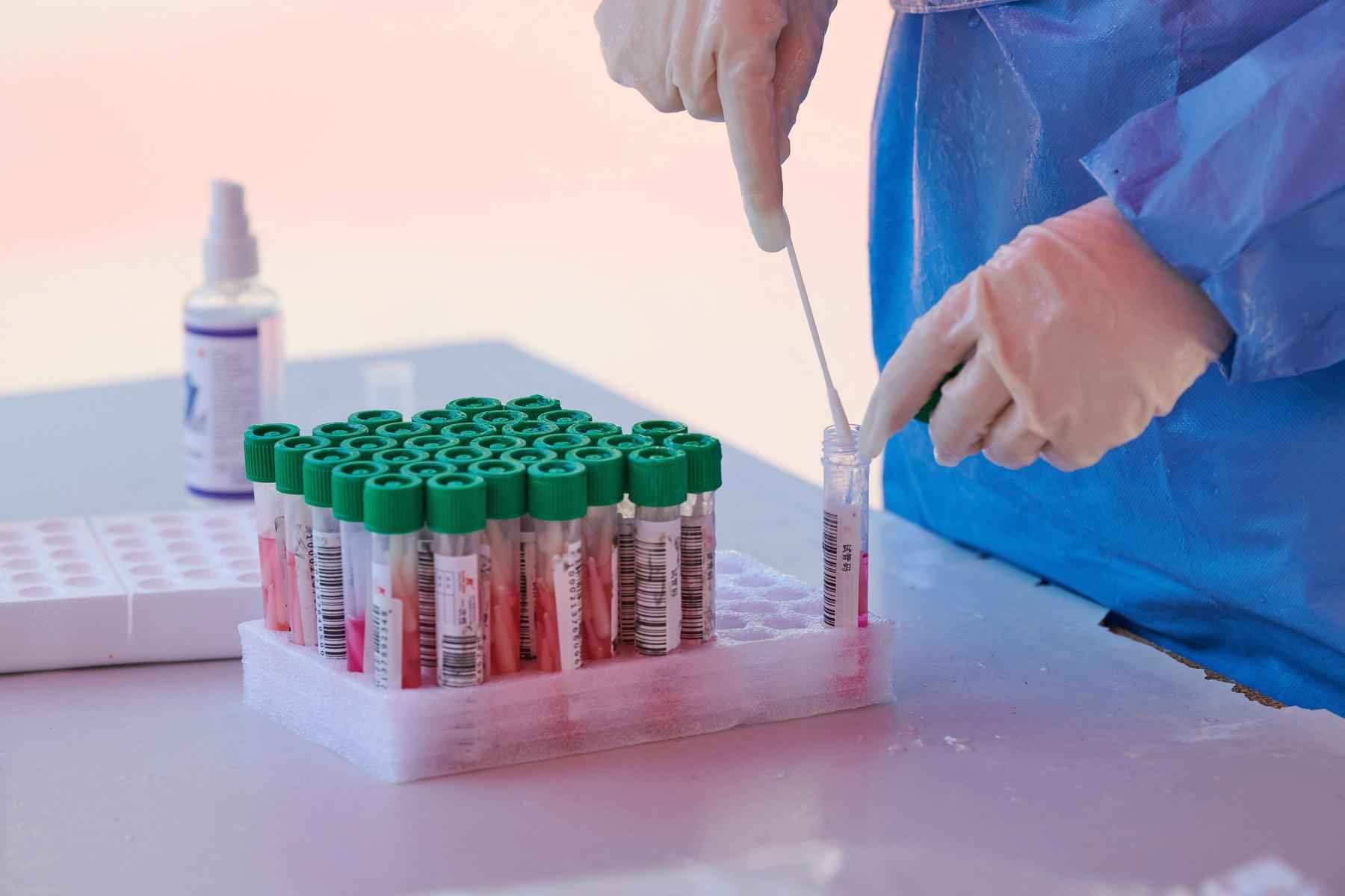 COVID-19: mais de 13 mil testam positivo em Minas nas últimas 24h - LIU JIN /AFP