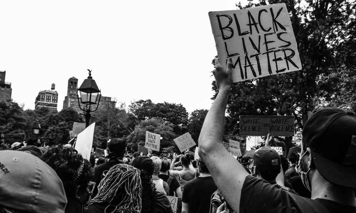 Busca por 'racismo estrutural' cresce 1.400% nos últimos anos - Jakayla Toney/Divulgação