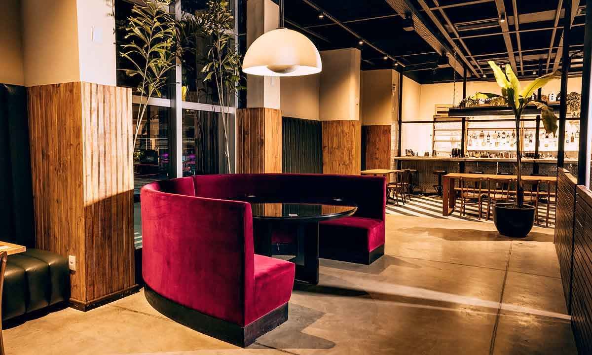 Conheça três arquitetos que projetam restaurantes e bares da cidade - Lara Dias/Divulgação