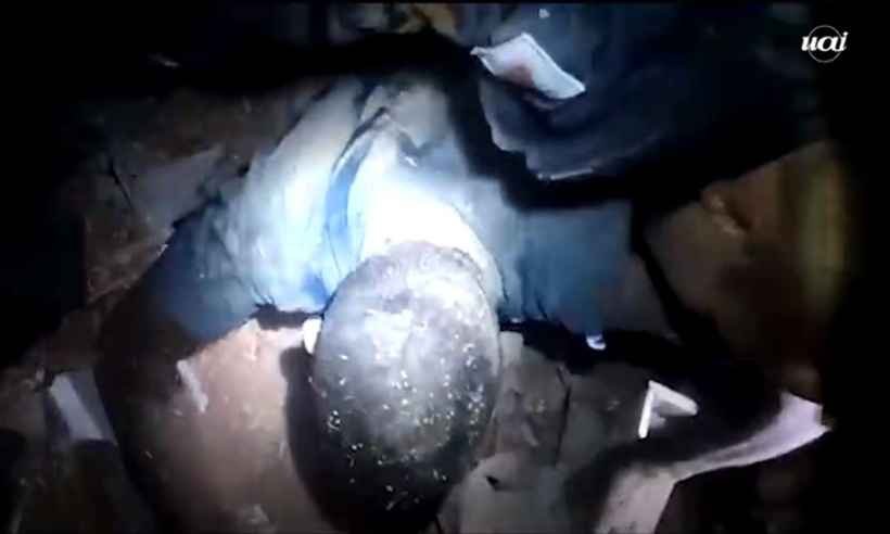 Vídeo mostra momento em que vítima é socorrida após acidente no Anel - Vídeo/Reprodução