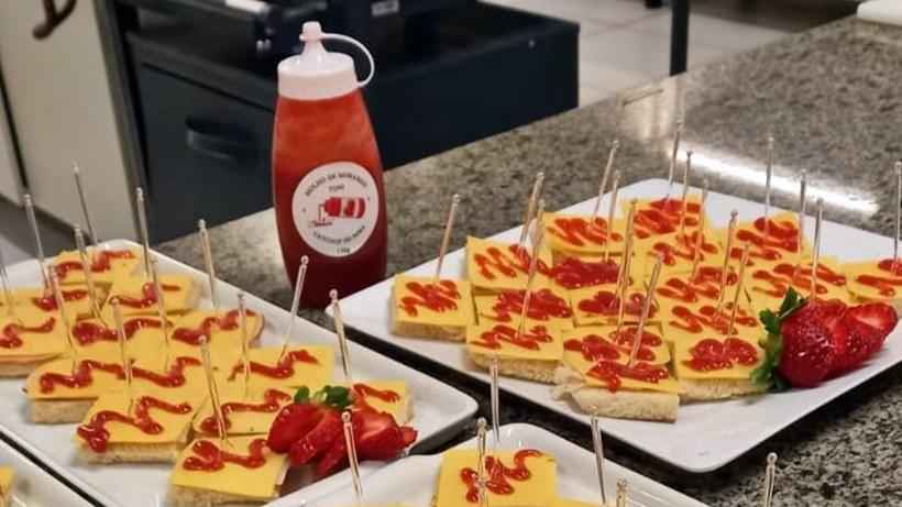 Alunos desenvolvem ketchup de morango e farão exposição no Sul de Minas - Divulgação Una