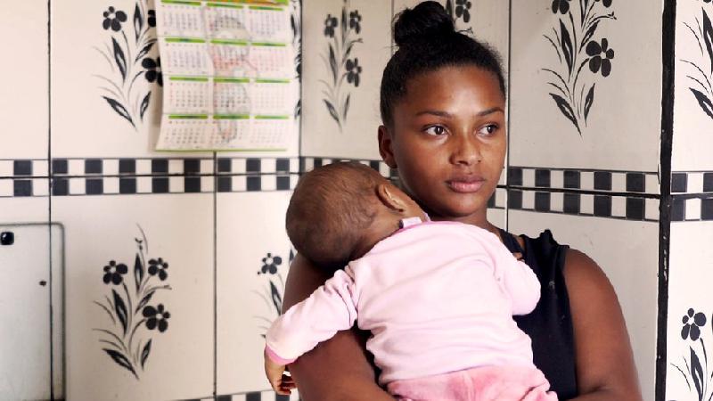 'Minha filha nasceu desnutrida': 10 milhões de crianças sobrevivem em famílias com R$ 300 por mês - Fernando Otto/ BBC News Brasil
