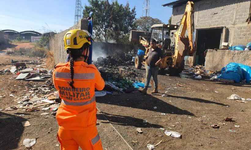 Galpão de material reciclável pega fogo no Bairro Santa Terezinha - SALA DE IMPRENSA CBMMG