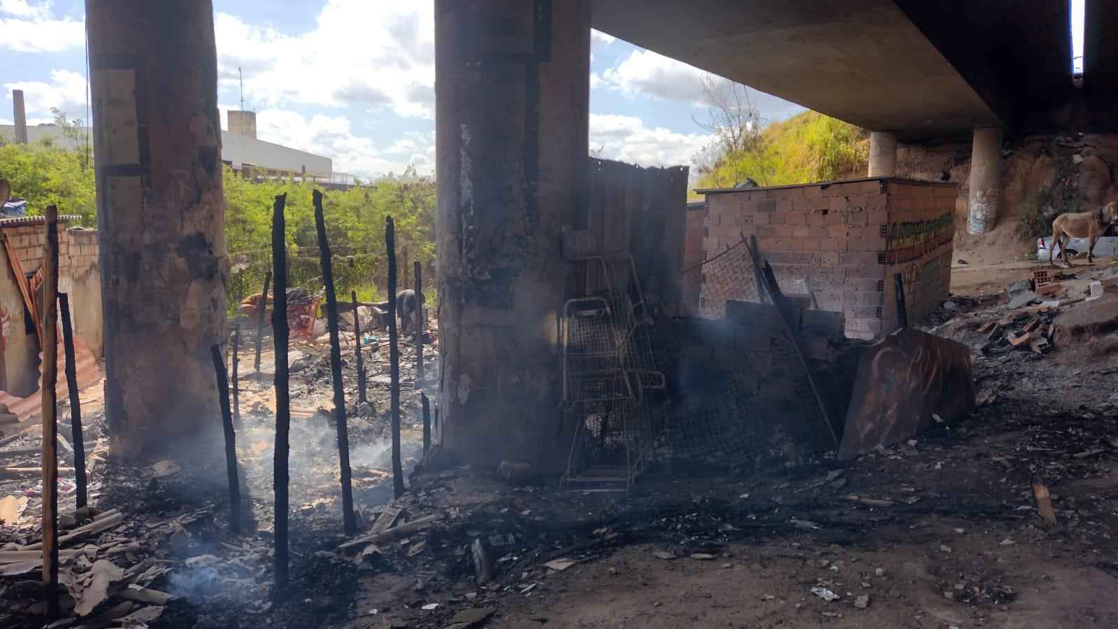 Barracão de madeira pega fogo debaixo de viaduto do Anel Rodoviário - Edesio Ferreira/EM/D.A Press
