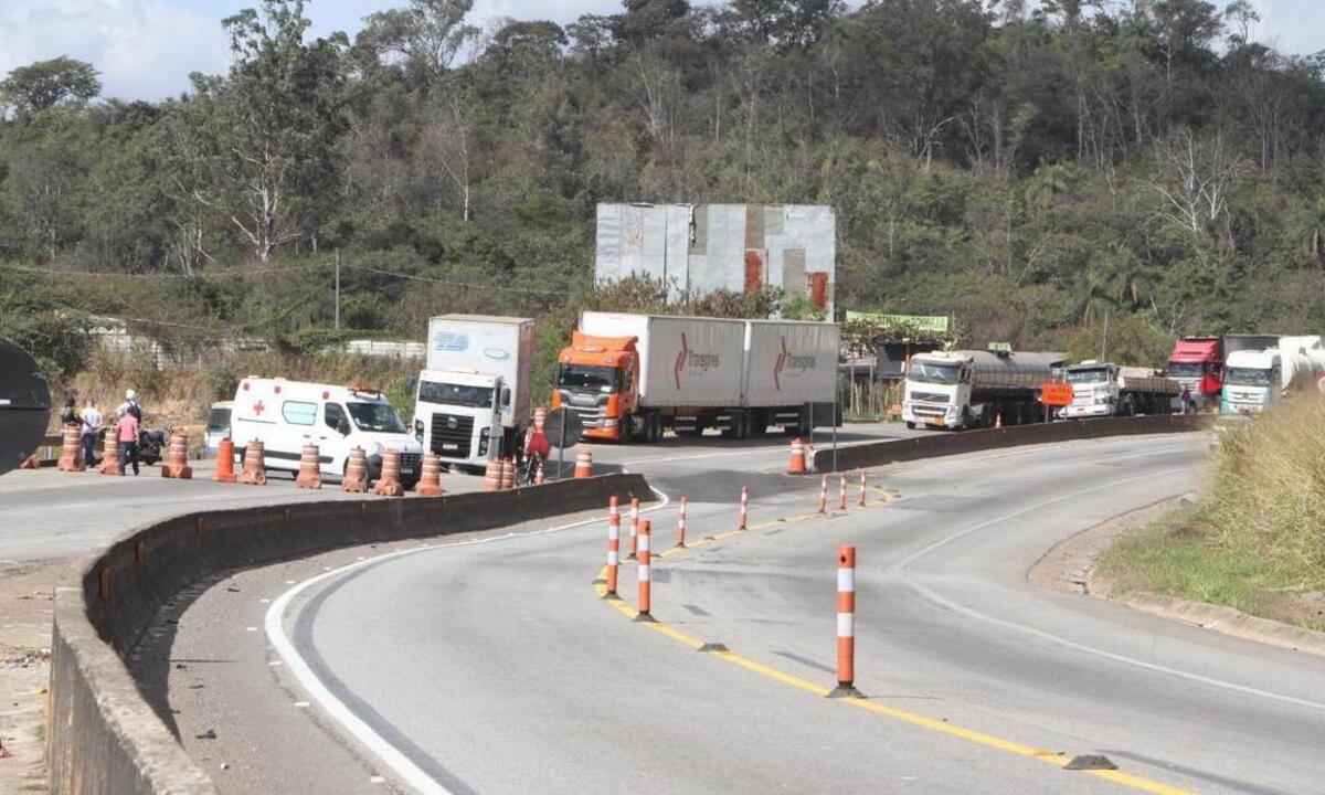 Trânsito é interditado na BR-262, em Betim, após acidente com duas mortes - Edésio Ferreira/E.M/D.A Press