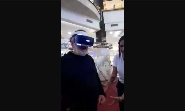 Vídeo: idoso viraliza ao cair em simulador de realidade virtual - Reprodução