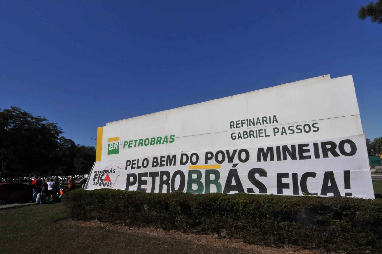 Petroleiros fazem manifestação contra a venda de refinaria em Betim - Gladyston Rodrigues/EM/D.A Press