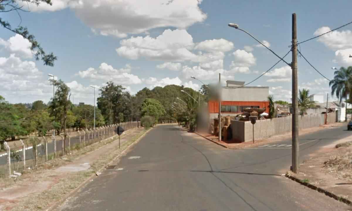 Homem anuncia joias no valor de R$ 35 mil e é roubado por falso policial - Reprodução/Google Street View
