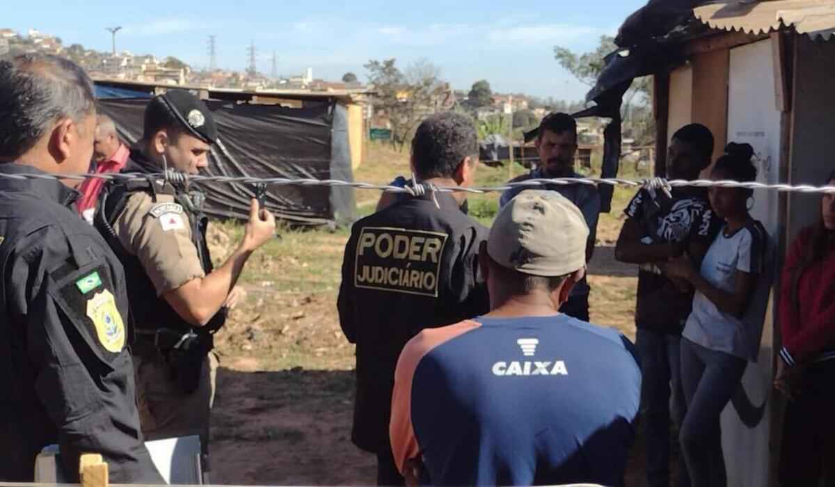 Moradores da Vila Maria são notificados sobre reintegração de posse em 48h - PMMG/Divulgação