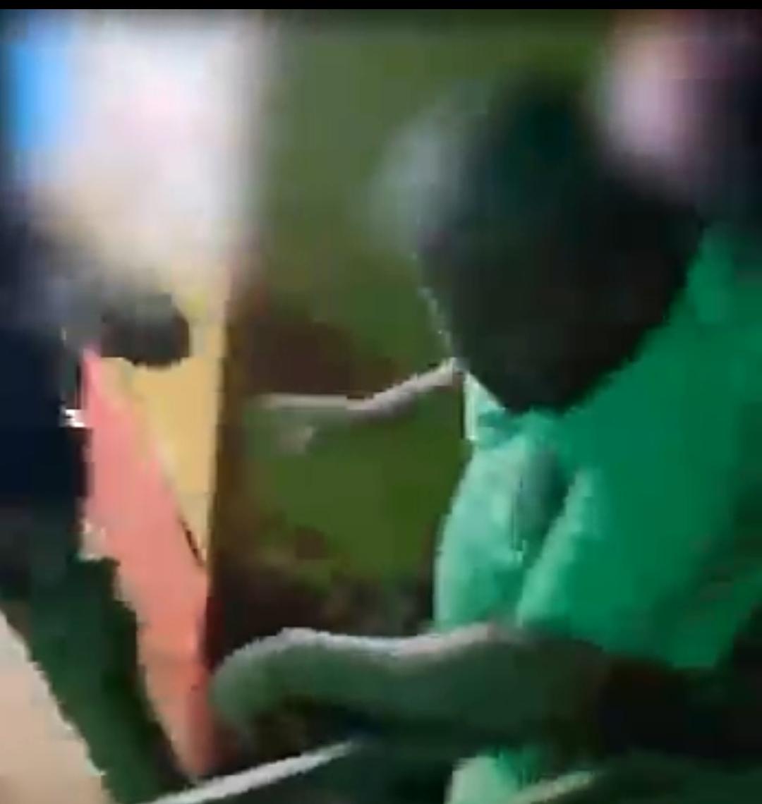 Homem apanha de policiais em Chapada Gaúcha, PM alega desacato - Reprodução 